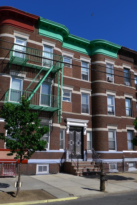 3020 43rd St in Long Island City, NY - Building Photo