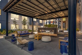 The Woods at Alderwood in Lynnwood, WA - Foto de edificio - Building Photo