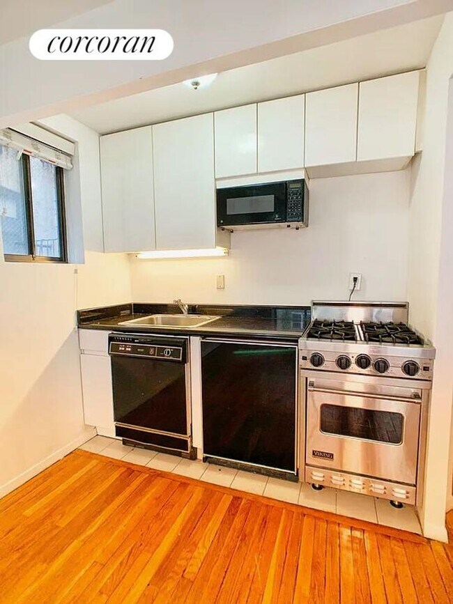 306 Mott St in New York, NY - Building Photo - Building Photo