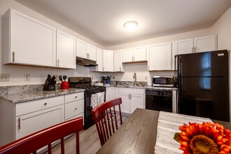 1310 S Woodlawn Ave in Bloomington, IN - Foto de edificio - Building Photo