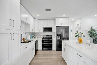 1001 SE 13th Ct in Deerfield Beach, FL - Building Photo - Building Photo