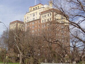 Lake Cliff Tower Condominiums in Dallas, TX - Building Photo - Building Photo