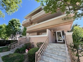 120 S Mentor Ave in Pasadena, CA - Building Photo