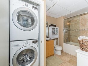 8161 33rd Ave S, Unit 904 in Bloomington, MN - Foto de edificio - Building Photo