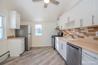 3774 NJ-27 in Kendall Park, NJ - Foto de edificio - Building Photo