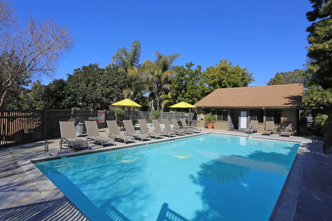 Elan Quail Pointe in Encinitas, CA - Foto de edificio