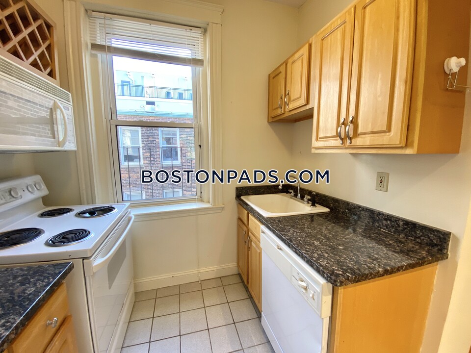 40 Queensberry St in Boston, MA - Building Photo