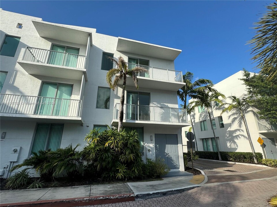 2146 Van Buren St in Hollywood, FL - Building Photo