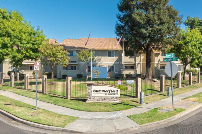 Summerfield Apartments in Visalia, CA - Foto de edificio - Building Photo