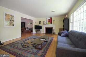304 Timber Ln in Falls Church, VA - Building Photo - Building Photo