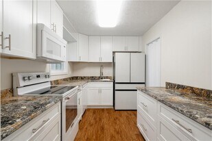 330 Winding River Dr in Atlanta, GA - Building Photo