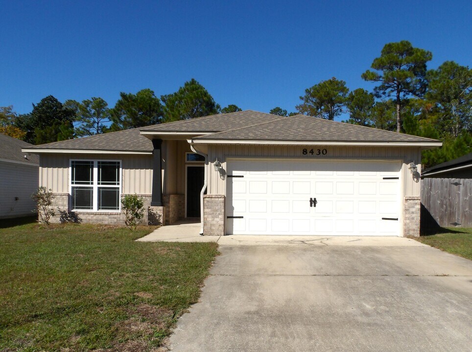 8430 Island Dr in Navarre, FL - Building Photo