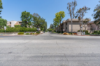 Oak Pointe Condominiums in Sherman Oaks, CA - Foto de edificio - Building Photo