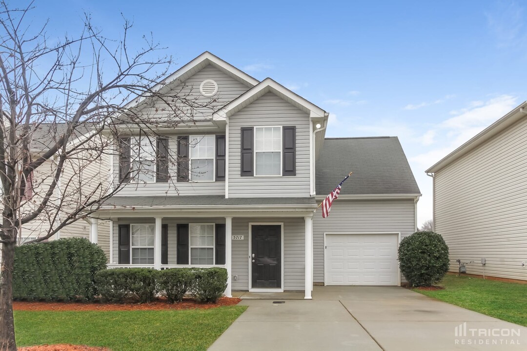 5717 Henderson Oaks Dr in Charlotte, NC - Foto de edificio