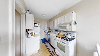 15 Governors Ave, Unit 17 in Medford, MA - Foto de edificio - Building Photo