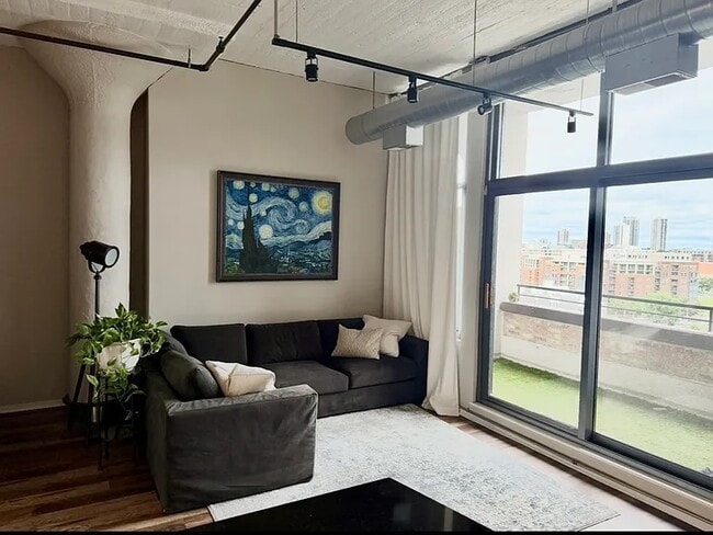 property at 900 N Kingsbury St