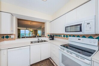 6105 Bahia Del Mar Cir N in St. Petersburg, FL - Foto de edificio - Building Photo