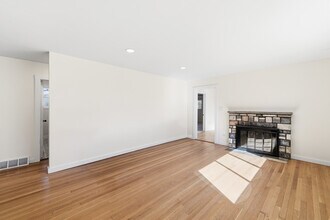 23 Salem Rd in Weaverville, NC - Foto de edificio - Building Photo