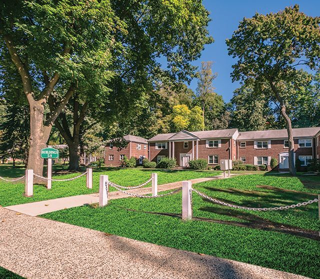 Short Hills Gardens in Millburn, NJ - Foto de edificio