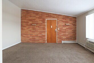 Pinecrest Apartments in Broadview Heights, OH - Building Photo - Interior Photo