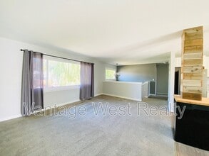 1570 Pasadena Rd in Kelowna, BC - Building Photo - Building Photo