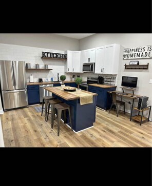 1211 St Stephens Church Rd in Crownsville, MD - Foto de edificio