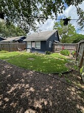 402 17th St N, Unit 1/1 Studio Garage Apartme in Texas City, TX - Building Photo - Building Photo