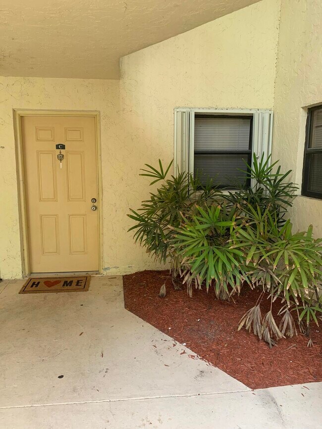 1482 Lake Crystal Dr in West Palm Beach, FL - Building Photo - Building Photo