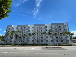 2575 SW 27th Ave, Unit 207 in Miami, FL - Foto de edificio - Building Photo