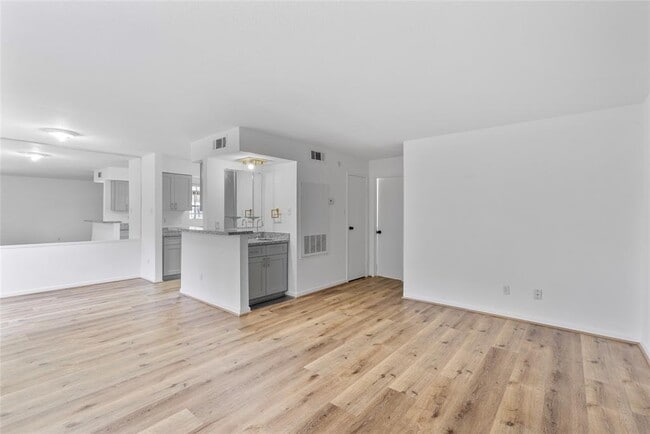 6500 Sands Point Dr in Houston, TX - Building Photo - Building Photo