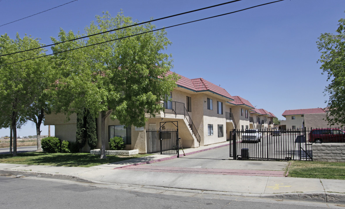 Vista Apartments in Palmdale, CA - Building Photo