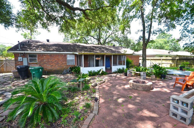 5702 Ettrick Dr in Houston, TX - Foto de edificio - Building Photo