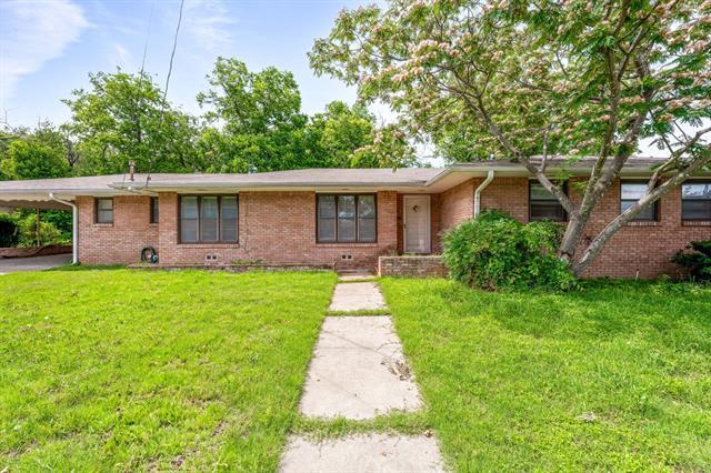 property at 905 W Tarleton St