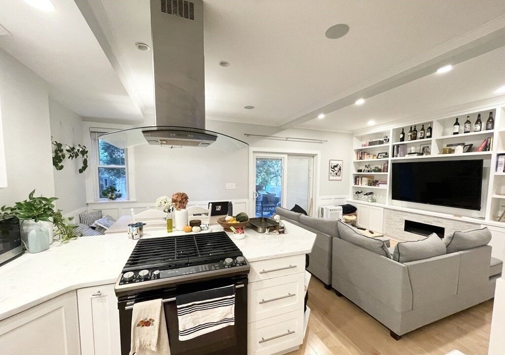 108 Buttonwood St, Unit 1 in Boston, MA - Building Photo