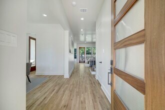 4715 McKinney St in Houston, TX - Foto de edificio - Building Photo