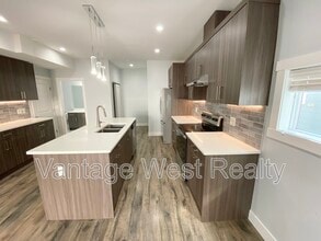 1056-1056 Martin Ave in Kelowna, BC - Building Photo - Building Photo