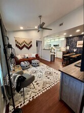 2412 Thornton Rd in Austin, TX - Foto de edificio - Building Photo