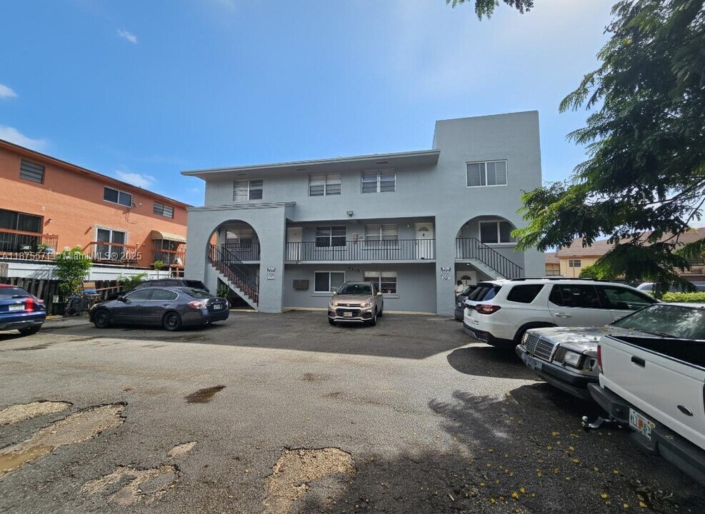 2270 W 54th Pl in Hialeah, FL - Building Photo