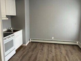 31 Harvard St, Unit 4 in Brockton, MA - Building Photo