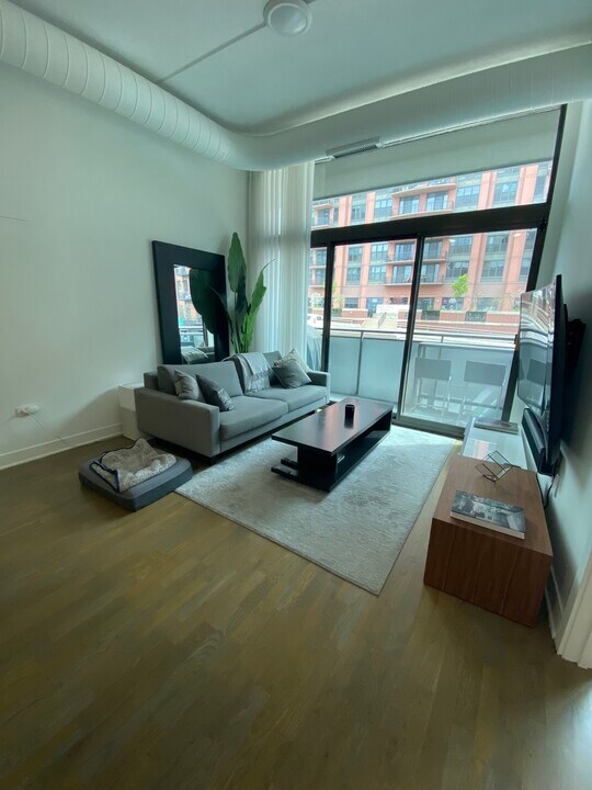650 W Wayman St, Unit 303C in Chicago, IL - Building Photo