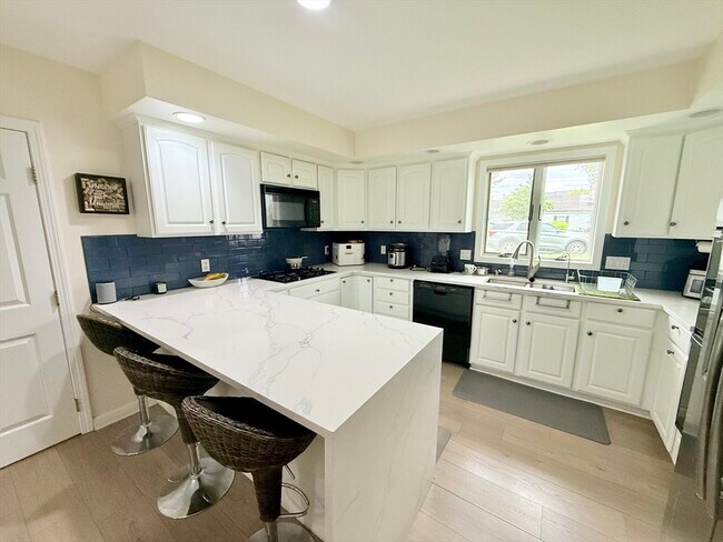 16 Avery Path in Newton, MA - Building Photo - Building Photo