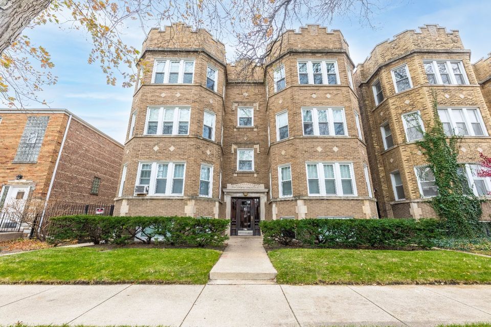 7434 N Claremont Ave in Chicago, IL - Building Photo