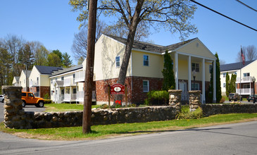 Saratoga Garden Apartments in Saratoga Springs, NY - Foto de edificio - Building Photo