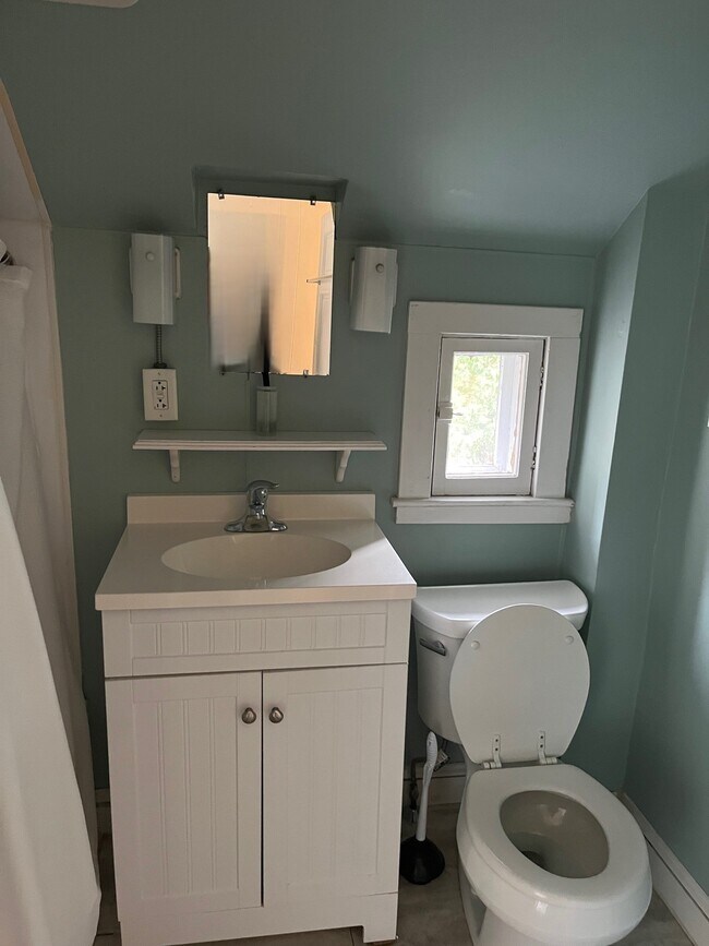 1424 North Ave, Unit 1424 1/2 in Burlington, VT - Building Photo - Building Photo