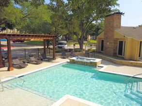 Creek on Park Place in Bedford, TX - Foto de edificio - Building Photo