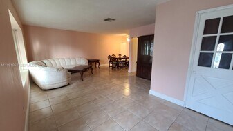6808 NW 75th St in Tamarac, FL - Building Photo