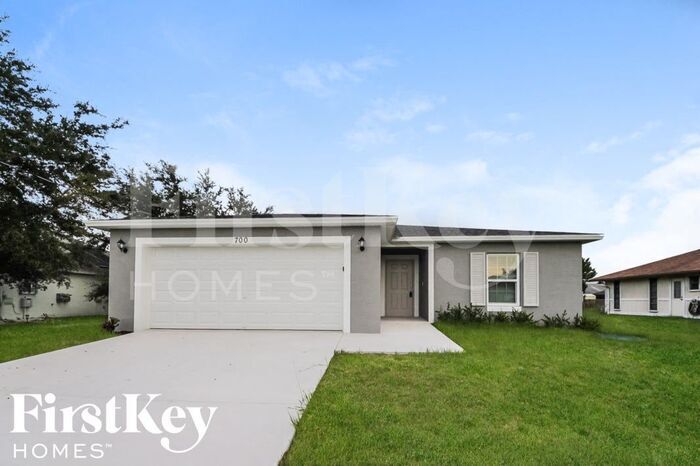 700 SW Saragossa Ave in Port St. Lucie, FL - Foto de edificio