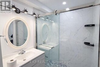 135 Warren Bradley St in Markham, ON - Building Photo - Building Photo