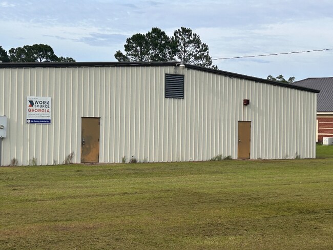 102 Cloverdale Rd in Glennville, GA - Building Photo - Building Photo