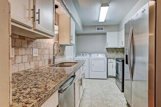 357 N Post Oak Ln in Houston, TX - Building Photo - Building Photo